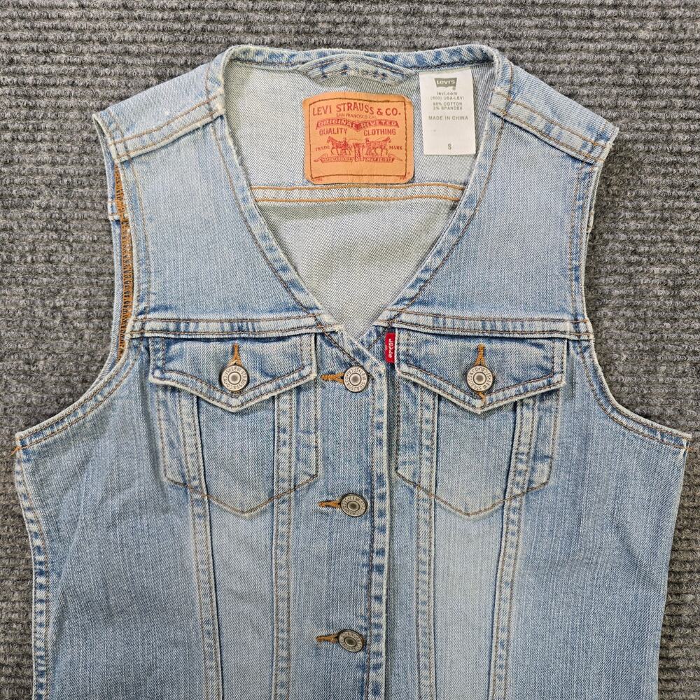 Levi’s Vest Womens Small Blue Denim Sleeveless Button Front Trucker - Picture 2 of 8